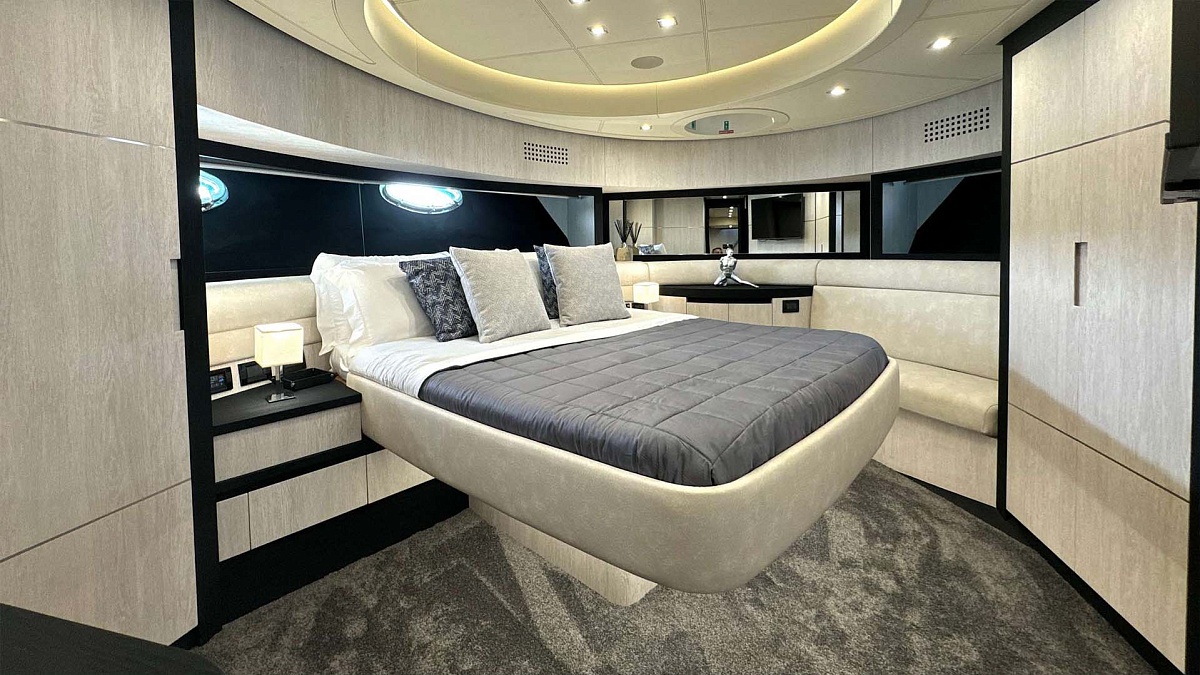 Аренда мега яхты Pershing 90 THYKE III на Сардинии, Италия